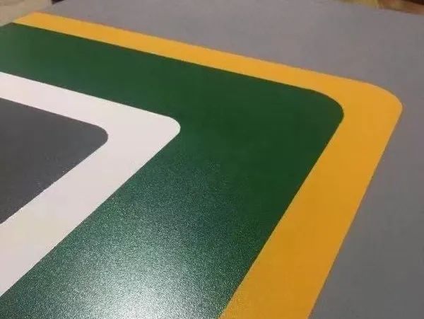 地下停車場(chǎng)無(wú)振動(dòng)防滑坡道施工流程分享，地下車庫(kù)水性防滑坡道